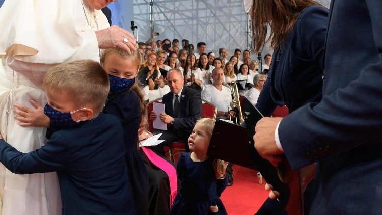 ĐTC gặp gỡ giới trẻ tại sân vận động Lokomotiva ở Košice 