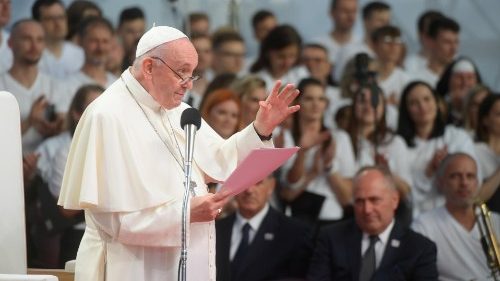 Il Papa ai giovani slovacchi: la vera rivoluzione è ribellarsi alla cultura del provvisorio