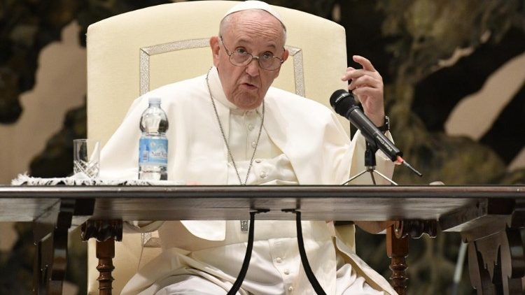 Papst Franziskus bei der Audienz im Vatikan