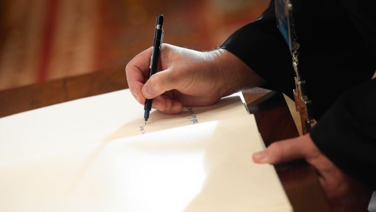 La firma dell'Appello congiunto di scienziati e leader religiosi con il Papa