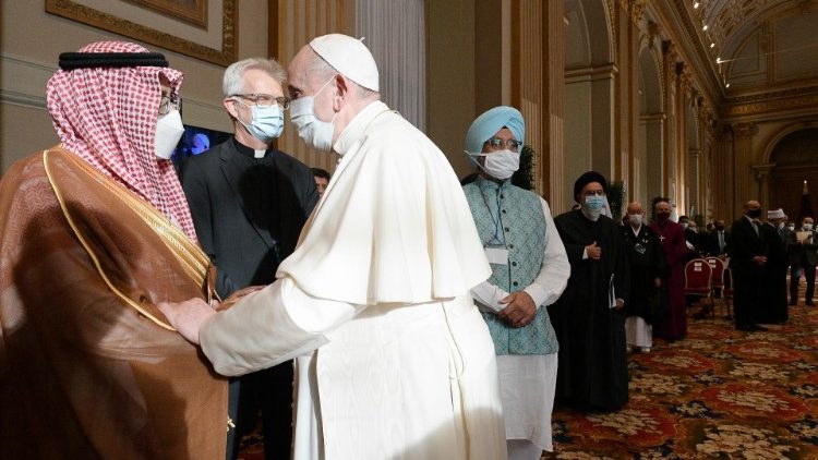 Papst Franziskus begrüßt Teilnehmer