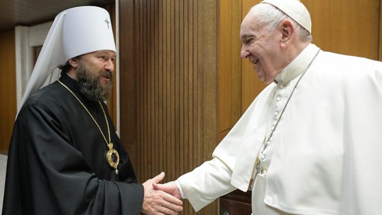 Мітрапаліт Іларыён падчас сустрэчы з Францішкам