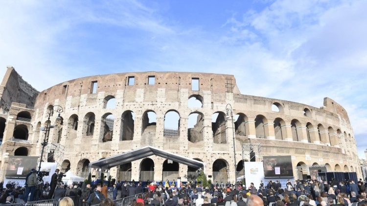 Il colosseo a Roma teatro di diversi incontri di preghiera 