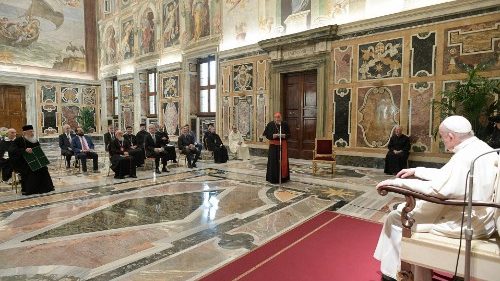 Il Papa: abbattere muri di separazione e innalzare ponti di comunione