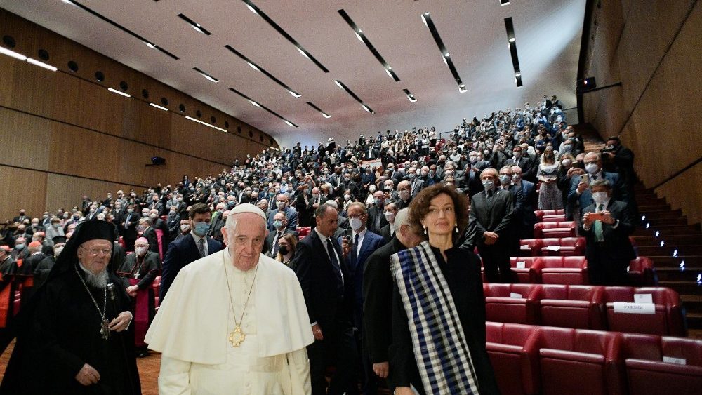 Pápež František s ekumenickým patriarchom Bartolomejom a riaditeľkou UNESCO na Lateránskej univerzite