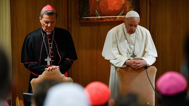 Temps de prière en salle du Synode