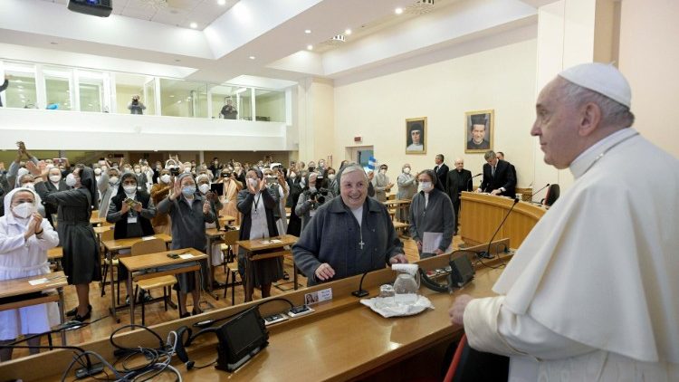 Papież do salezjanek: wystrzegajcie się światowości