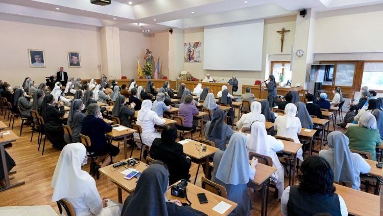 Le Pape François participant au chapitre général des Filles de Marie Auxiliatrice, le 22 octobre 2021 à Rome.