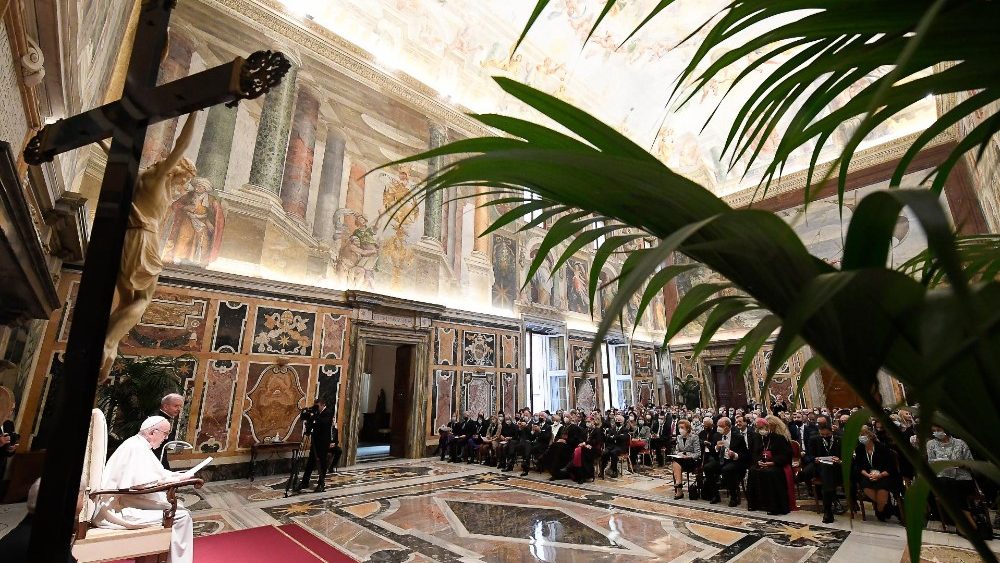 Na Sala Clementina, o encontro do Papa com membros da Fundação Centesimus annus
