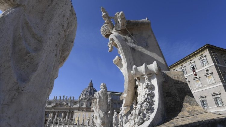 Vista panorámica de San Pedro y el Palacio Apostólico en el Vaticano
