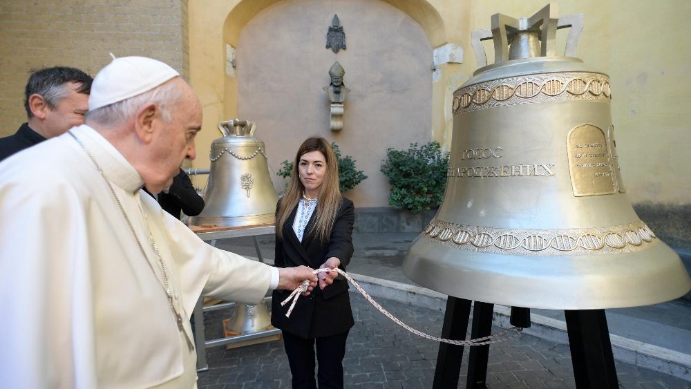 Pápež požehnáva zvony na pamiatku nenarodených detí