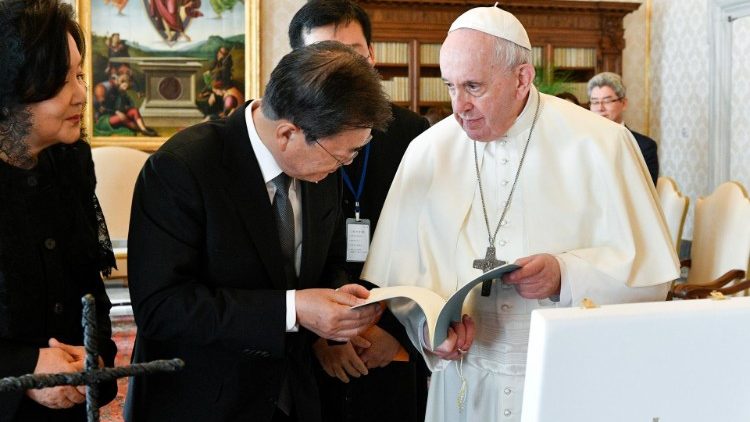 Lo scambio dei doni tra Francesco e Moon Jae-in