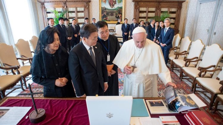 2021.10.29 El Papa Francisco con el Sr.  Jae-in Moon Presidente de Corea