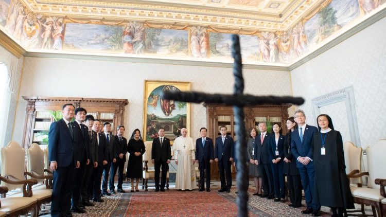 La croce realizzata con il filo spinato della zona demilitarizzata al confine con il nord Corea