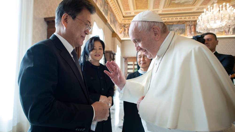 Le Pape bénit le président Moon Jae-in.