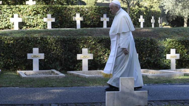 Papa Francisko atasali katika makuburi ya Vatican tarehe 2 Novemba.