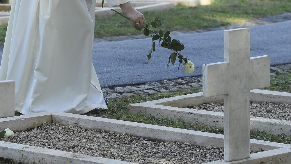 Papa no cemitério militar francês de Roma