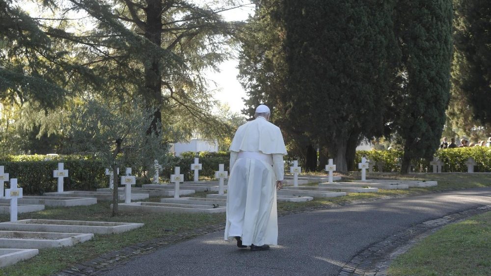Papa no cemitério militar francês de Roma