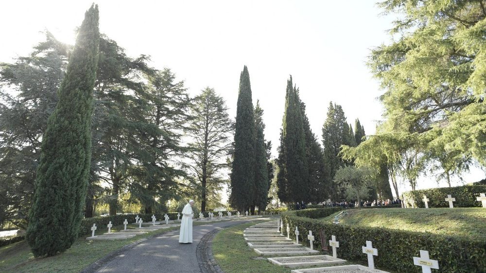 Papa no cemitério militar francês de Roma
