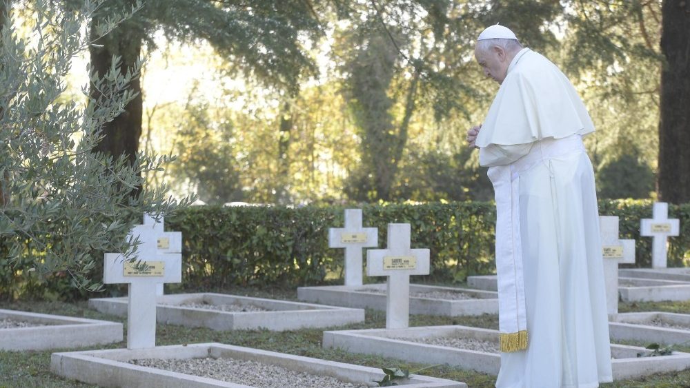 Papa no cemitério militar francês de Roma