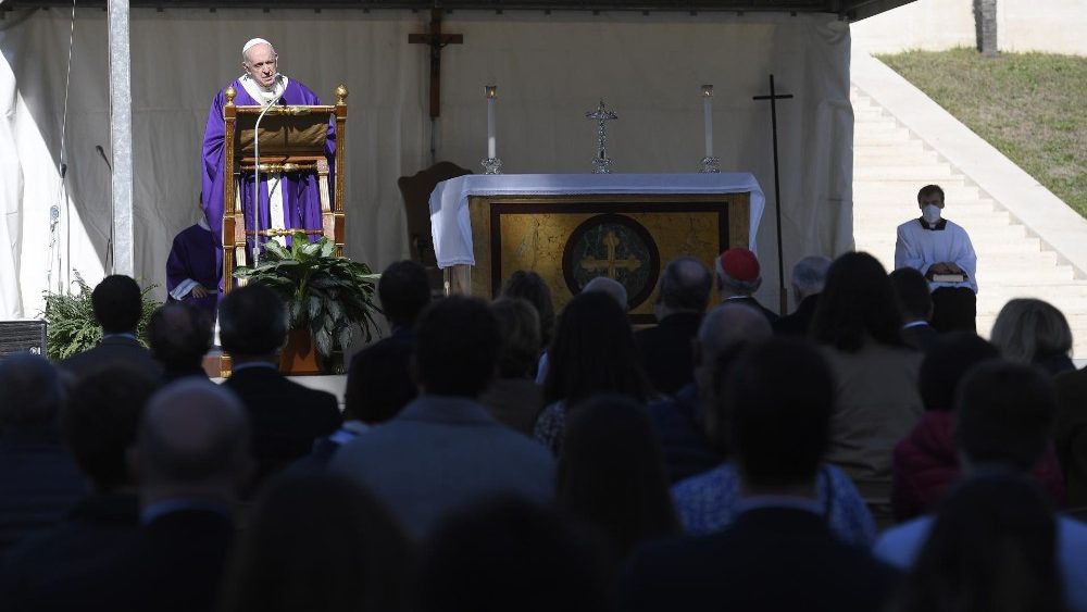 Le Pape François célèbre la messe au cimetière militaire français de Rome, le 2 novembre 2021