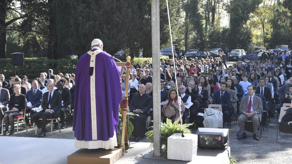 Le Pape François célèbre la messe au cimetière militaire français de Rome, le 2 novembre 2021
