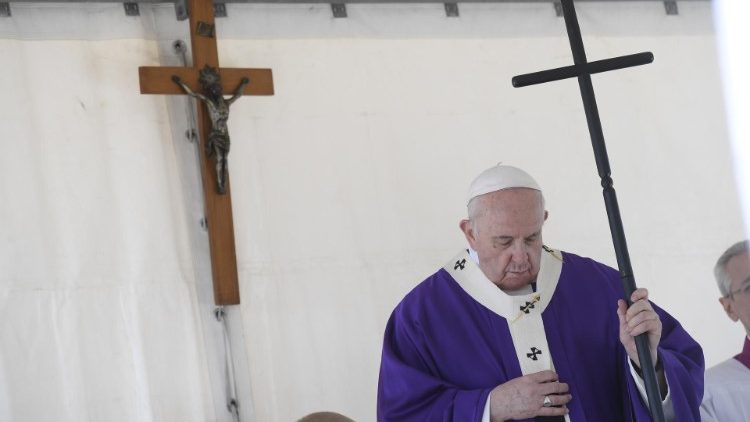 Francesco durante la Messa al Cimitero Militare francese