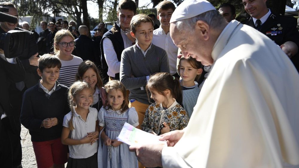 Le Pape François et une famille au cimetière militaire français de Rome, le 2 novembre 2021