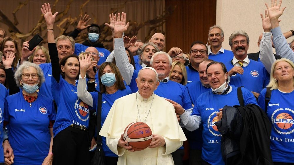 Pápež s členmi Medzinárodného združenia basketbalových legiend (LIBA). 