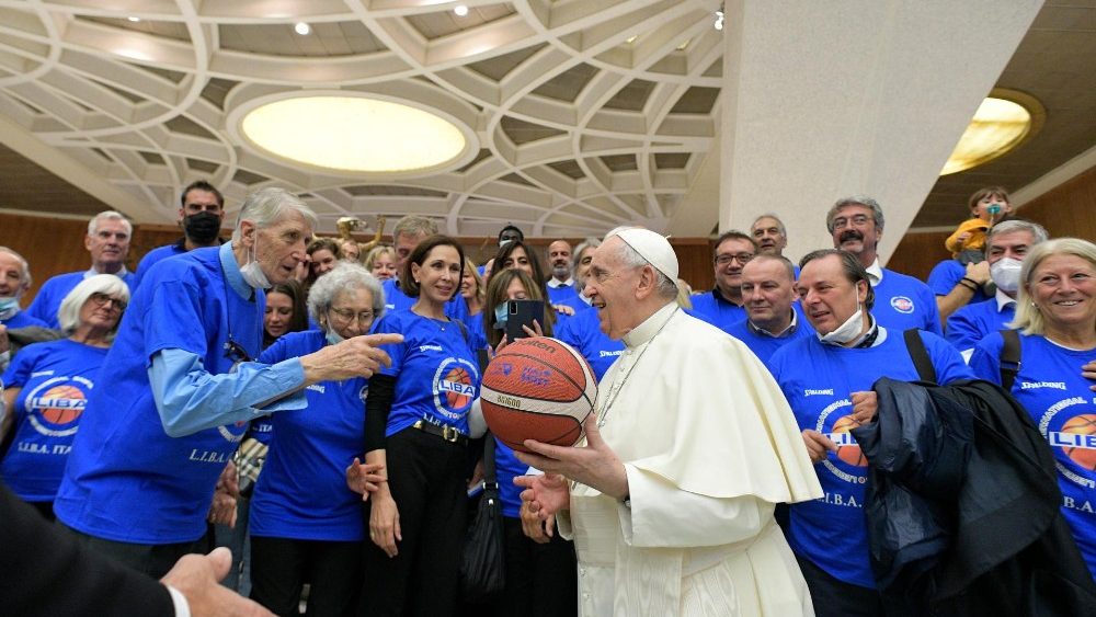 Pápež s členmi Medzinárodného združenia basketbalových legiend (LIBA). 