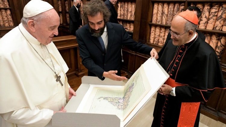 Papst Franziskus bei einer Veranstaltung in der Apostolischen Bibliothek, rechts im Bild Kardinal José Tolentino de Mendonça 