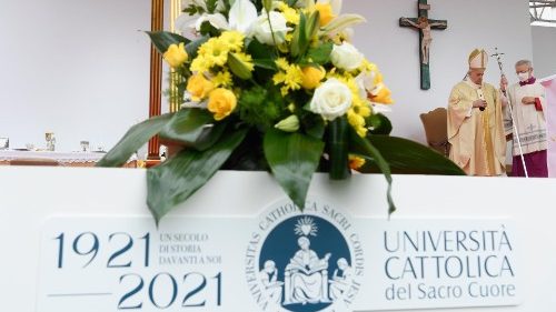 Il Papa: basta una carezza per dare senso alla giornata di un malato