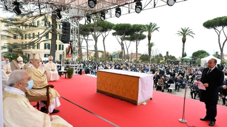 Katika Sherehe ya Moyo Mtakatifu wa Yesu Kanisa linasali kwa kuuelekea Moyo huu Mtakatifu wa Yesu ili mapendo yake yakae ndani ya ulimwengu ili uwe ni mahali pazuri zaidi pa kuishi.