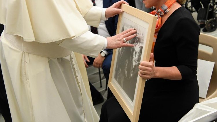 Papa Francesco benedice la fotografia "El Padre y el Hijo (Il padre e il figlio)", del reportage Emigración realizzato nel 1957 dal noto fotoreporter Manuel Ferrol  