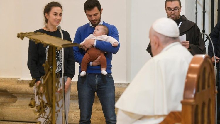 Florence e Thibault Jarry, com a pequena Celeste, diante do Papa Francisco