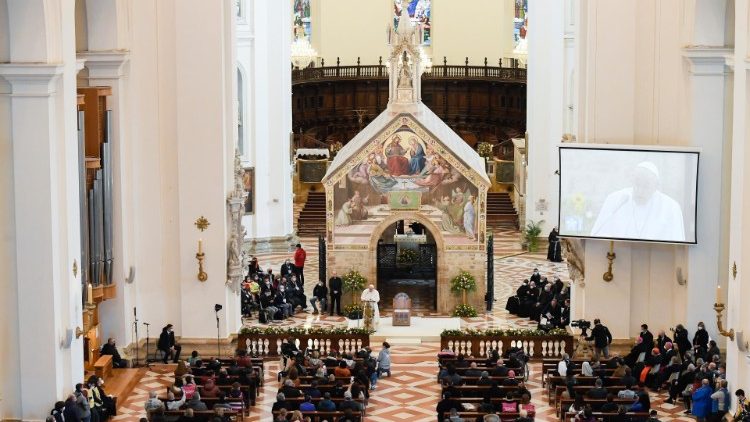Папа Франциск на встрече с бедными в Ассизи