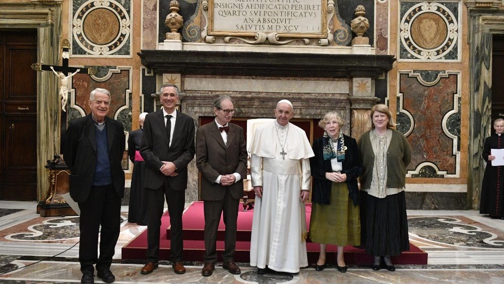 Attorno al Papa i premiati accompagnati da padre Federico Lombardi, presidente della Fondazione vaticana "Joseph Ratzinger-Benedetto XVI"