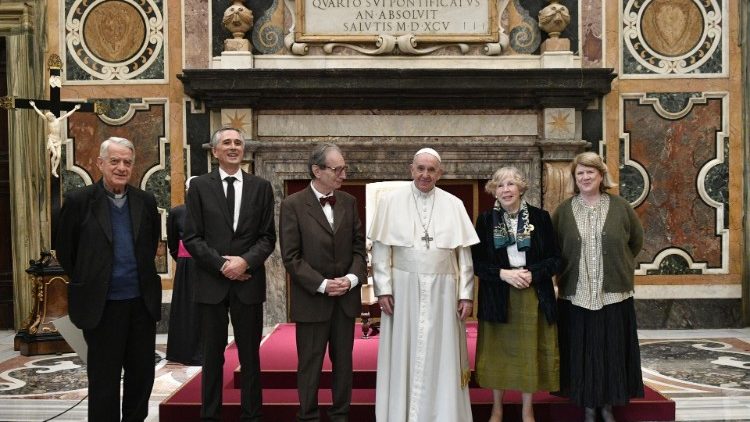 Le Pape François et les lauréats de la précédente édition du Prix Ratzinger, le 13 novembre 2021. 