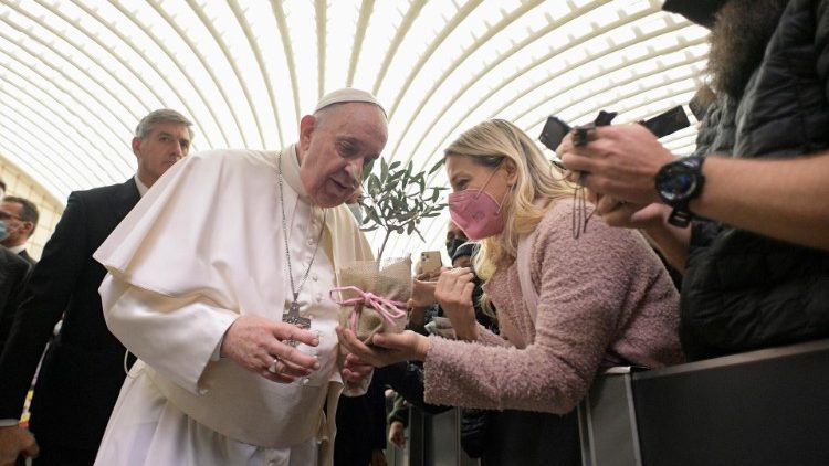 Sorrisi, doni, abbracci e carezze nell'incontro con i fedeli