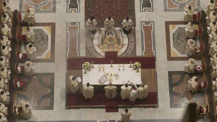 Un momento dell'ordinazione episcopale di monsignor Dieudonné Datonou
