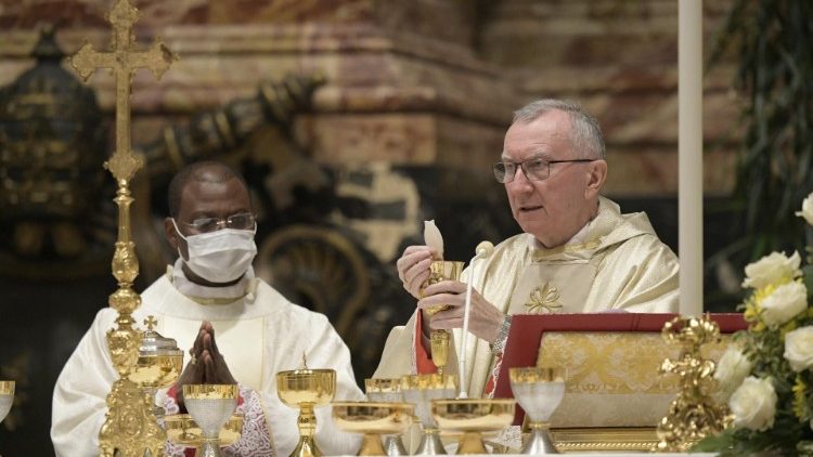 Il cardinale Pietro Parolin e il nuovo vescovo all altare per la consacrazione eucaristica