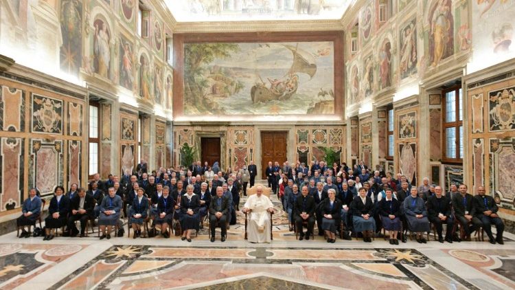 Foto di gruppo con i membri della Famiglia Paolina riceviti in udienza 