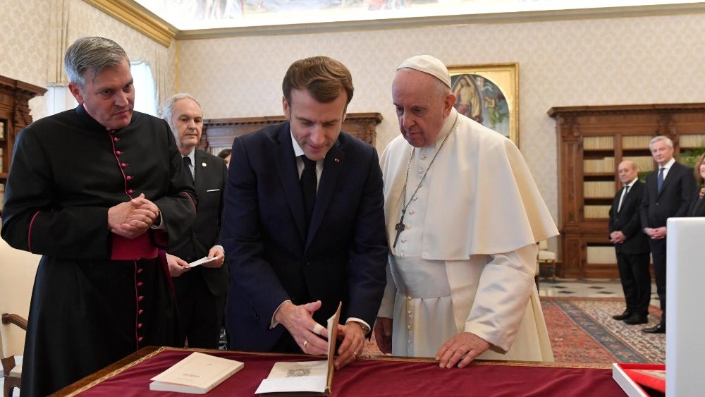 Échange des cadeaux entre le Pape François et Emmanuel Macron.