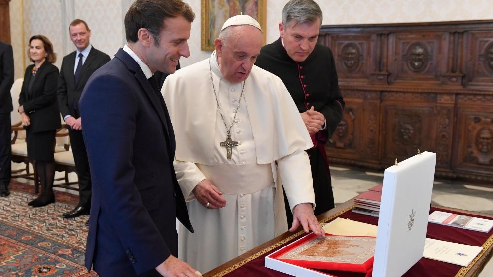 Échange des cadeaux entre le Pape François et Emmanuel Macron.