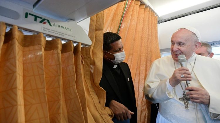Papa Franciko akiwa kwenye ndege na waandishi wa habari