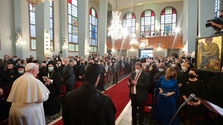 Il Papa nell'incontro con i religiosi a Nicosia