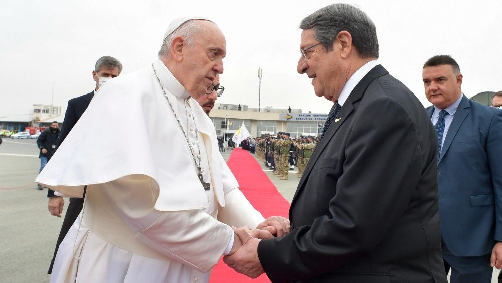 Rozlúčka pápeža Františka s Cyperčanmi po dvojdňovej prvej etape cesty