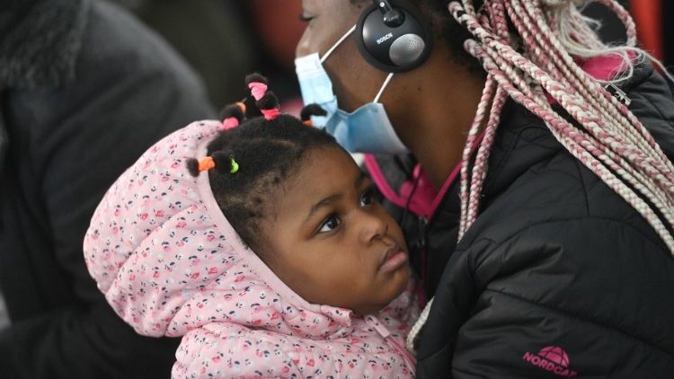 2021.12.05 Viaggio Apostolico a Cipro e in Grecia Visita al centro Rifugiati di Mytilene