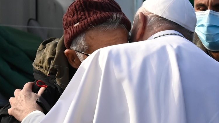 Francisco e o abraço a um migrante no centro de refugiados de Mitilene, Grécia