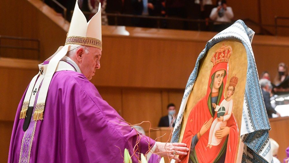 Eucharistické sávenie priestore koncertnej siene Megaron v Aténach (5. dec. 2021)